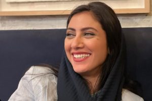 توضیح مونا فرجاد درباره‌ی یک عکس: موی سر کلاه‌گیس است!