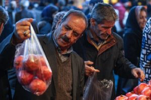 بازار شب یلدا در قزوین همراه با نظارت‌های هوشمند