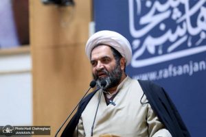 آیت الله سروش محلاتی: از مجموع روایات استفاده می‌شود که زن محور داخل خانه است