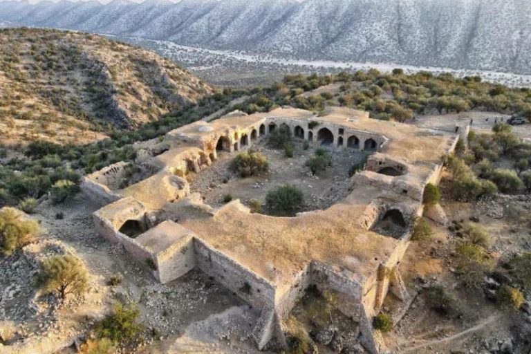 وزیر میراثفرهنگی: کاروانسرای میان کتل کازرون باید مرمت شود