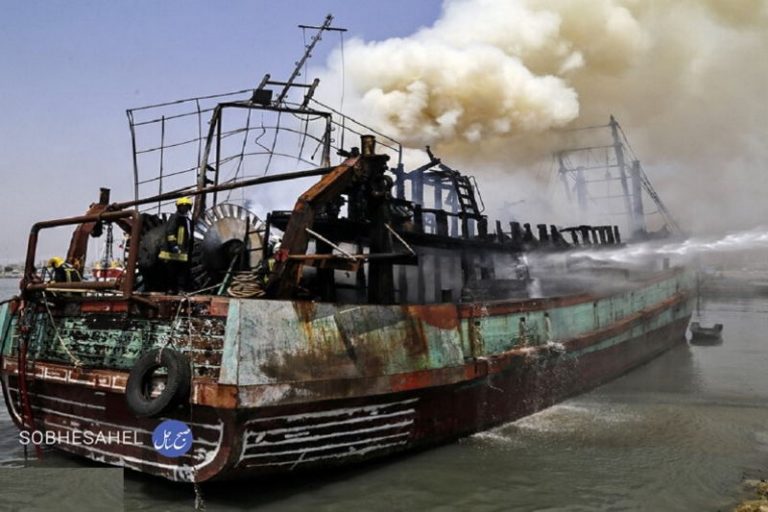 آتش‌سوزی شناور حامل سوخت قاچاق در آب‌های بندرعباس