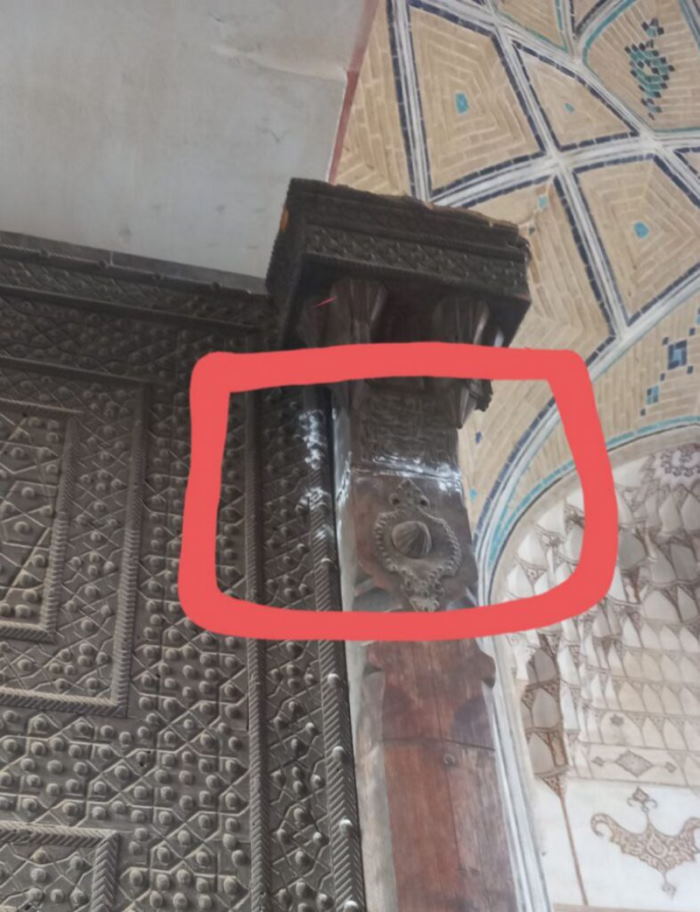 تلاش برای سرقت قسمتی از درب مسجد آقابزرگ کاشان ناکام ماند [+ عکس]