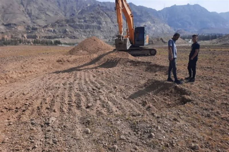 حفاری با بیل مکانیکی در گورستان باستانی شهرری