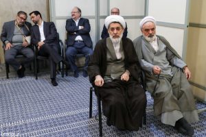 عکسی از علی شمخانی با دست شکسته و آتل بسته در دیدار رهبری
