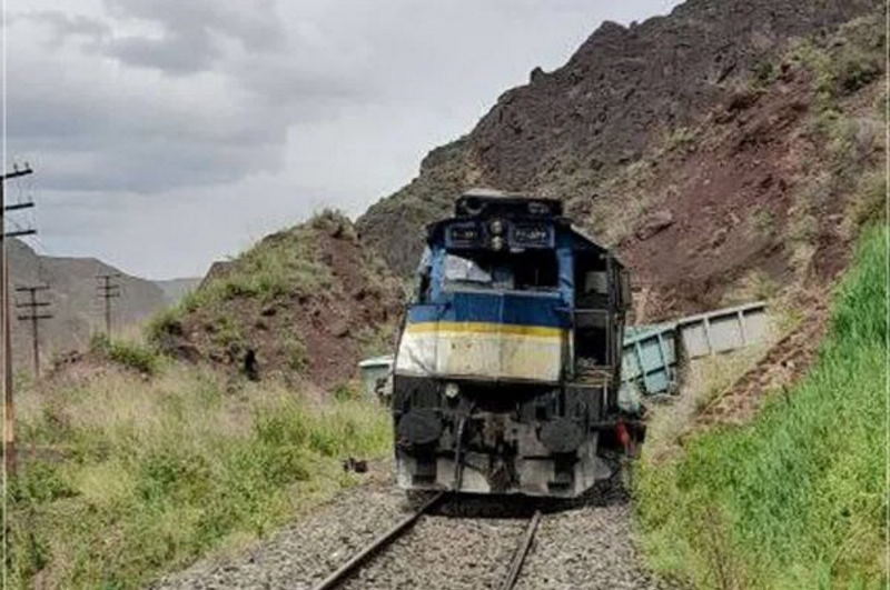 ۹ واگن در حادثه قطار باری خوی از ریل خارج شده است