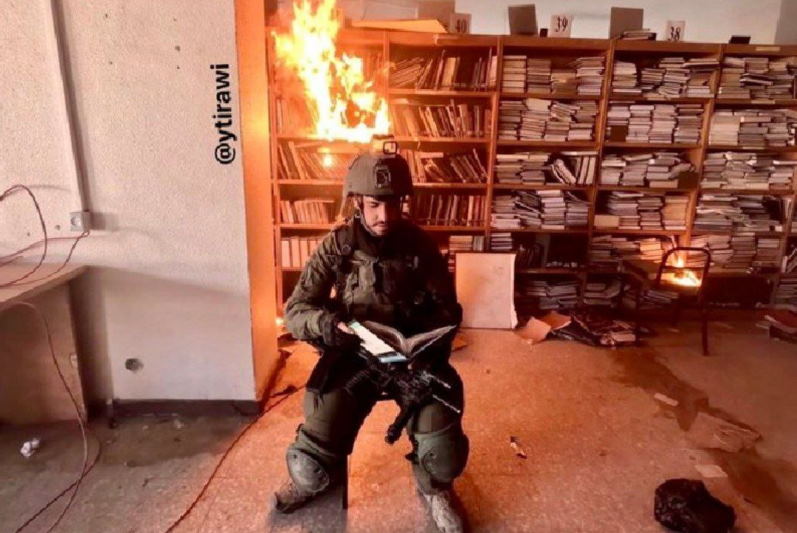 سوزاندن کتابخانه‌ی دانشگاه الاقصی توسط سرباز اسرائیلی [+عکس]