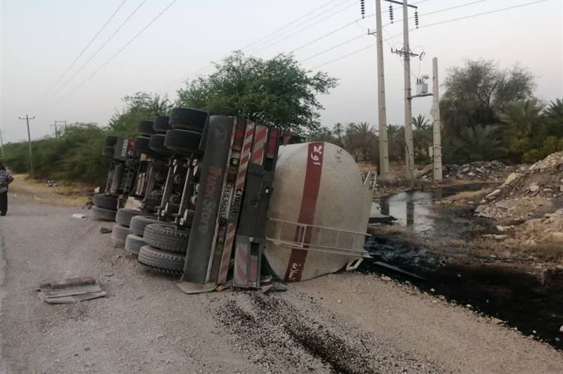 واژگونی تریلی عراقی در جاده دشتستان [+ تصاویر]