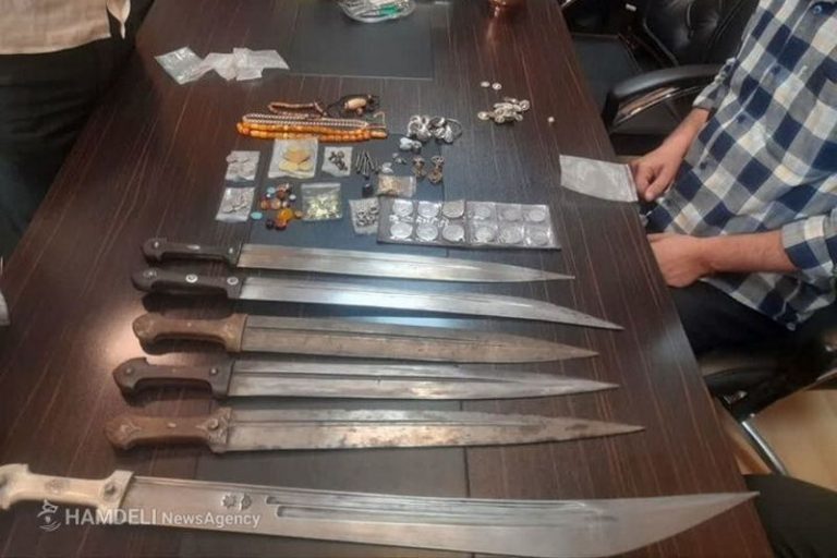 کشف سکه و اقلام قدیمی از مسافر قطار زنجان