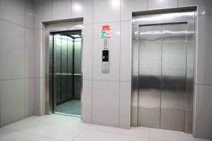 دردسر قطع بدون برنامه برق در تبریز | حبس کودک در آسانسور