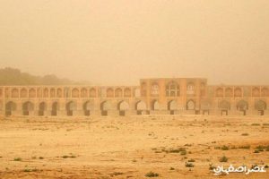 بستر خشک زاینده‌رود در طول ۲۰۰ کیلومتر، منبع تولید گرد و غبار است
