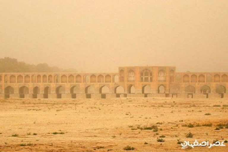 بستر خشک زاینده‌رود در طول ۲۰۰ کیلومتر، منبع تولید گرد و غبار است