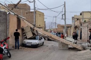 سقوط تیر برق روی پراید در کاشان