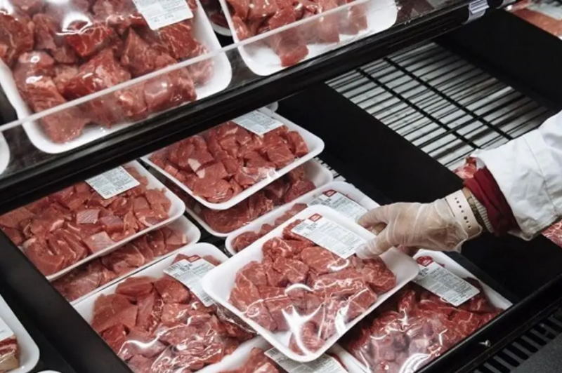 کشف گوشت فاسد در فروشگاه معروف همدان [+ فیلم]