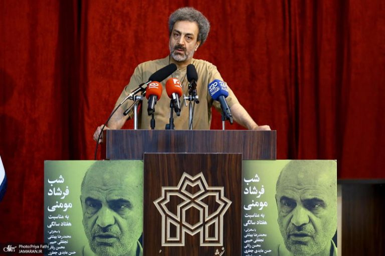 رنانی: مومنی ۳۰ سال یک تنه در میدان ایستاد | او پرچمدار منافع ملی است