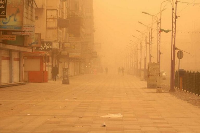 تابستان زاهدان در محاصره خاک