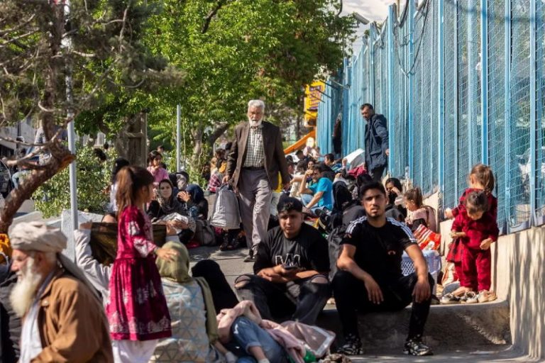 مواجهه‌ی منطقی برای ساماندهی مهاجران افغان | احمد زیدآبادی