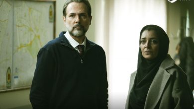 شاید با دیدن دو قسمت از سریال محکوم پیش خودتان بگویید «ای بابا، بازم یه قصهی تکراری که یه زن میخواد ازدواج کنه اما پسرش مخالفه» اما باور کنید اینطور نیست و اتفاقا خیلی هم همهچیز جدید است. نمونهاش تراپیست قصه است که خودش یک رد فلگ (پرچم هشدار) محرک است. مثلا شما کجا در فیلم و سریالها یک تراپیست را دیدهاید که اینقدر دیوانه باشد و برود با مادر مراجعش ازدواج کند؟ این کار حتی در کارهای ایرج ملکی هم قفل است اما شما خلاقیت نویسنده و کارگردان را ببینید که برای نشان دادن یک تراپیست دیوانه کم نمیگذارند. مثل این میماند که داور وسط بازی در سوتش بدمد و بعد لباس یکی از تیمها را بپوشد و خودش پنالتی بزند! ولی دیوانگی تراپیست به همینجا ختم نمیشود و به اواخر قسمت اول که میرسیم خسرو را میبینیم که کنار دریا به نسرین اصرار میکند که بگذار هیپنوتیزمت کنم تا حالت خوب شود. هرچقدر نسرین میگوید که این مسخرهبازیها یعنی چه و دو دقیقه آمدیم شمال دلمان باز شود، آقای دکتر گیر میدهد که یعنی چه، باید بگذاری تو را هیپنوتیزم کنم. در واقع ما تراپیست مریضی را میبینیم که خیلی زیادی در نقشش فرو رفته و فکر میکند مهم نیت است و هر جایی که شد باید هیپنوتیزم را انجام داد. اصلا مریض هم غلط کرده که میگوید نمیخواهم. بعد نسرین را میبینیم که چای به دست از ویلا بیرون میآید و تراپیست هم میگوید کجا رفتی. بیا دیگه. فقط کم مانده بود بگوید دو دیقه اومدیم هیپنوتیزمت کنیم همهش تو آشپزخونهای! در نهایت مخاطب شانس آورد که نسرین قبول کرد کنار دریا چشمانش را ببندد و اجازهی هیپنوتیزم را صادر کند وگرنه احتمالا کار به اینجا میرسید که تراپیست قصه مثل بچهها پایش را روی زمین بکوبد و با گریه بگوید که «تو رو خدا بذار من بگم به یه جا خیره شو و ببرمت تو یه خلسه.» بعد از آن تراپیست را میبینیم که فکر میکند ناخودآگاه یک چاه بزرگ است و میتواند هر چه میخواهد را از آن بیرون بکشد. ما حتی منتظر بودیم سطل پشت سطل از چاهِ ناخودآگاه خاطره و کوفت و زهرمارهای انباشته شده را بیرون بکشد اما تراپیست ناگهان دربارهی پنج سال آینده حرف میزند. و اینجا ما متوجه غافلگیری عجیبی میشویم که هیچ جا نمیشود آن را پیدا کرد. خودش هم میگوید که «من با هیپنوتیزم وارد ضمیر ناخودآگاه تو میشوم و لمسش میکنم و بعدش معجزهاش را میبینی.» متاسفانه قسمت اول که تمام میشود داستان طوری پیش میرود که مخاطب این شانس را از دست میدهد ببیند آقای تراپیست وقتی خانمش را هیپنوتیزم میکند و او را به پنج سال دیگر میبرد چه اتفاقی میفتد. حیف. تا حالا اینقدر تراپیستی را ندیده بودیم که توی نقشش گیر کرده باشد.