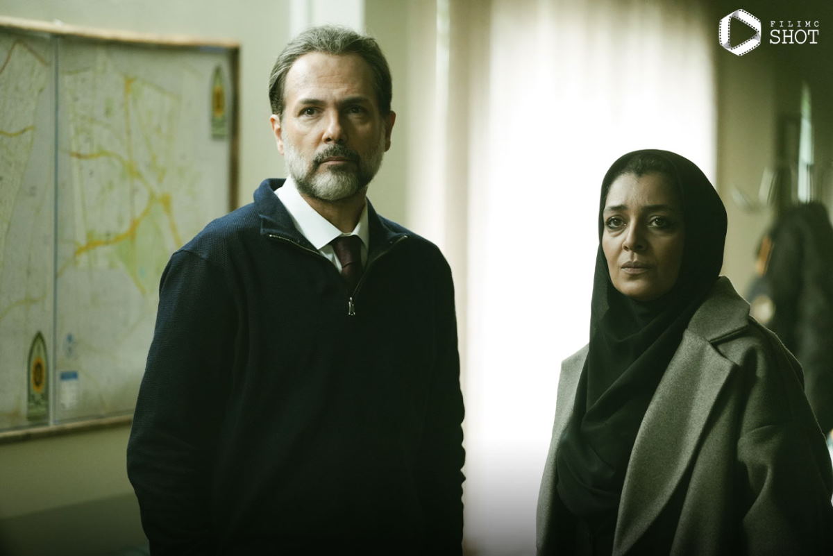 شاید با دیدن دو قسمت از سریال محکوم پیش خودتان بگویید «ای بابا، بازم یه قصه‌ی تکراری که یه زن می‌‌خواد ازدواج کنه اما پسرش مخالفه» اما باور کنید این‌طور نیست و اتفاقا خیلی هم همه‌چیز جدید است. نمونه‌اش تراپیست قصه است که خودش یک رد فلگ (پرچم هشدار) محرک است. مثلا شما کجا در فیلم و سریال‌ها یک تراپیست را دیده‌اید که این‌قدر دیوانه باشد و برود با مادر مراجعش ازدواج کند؟ این کار حتی در کارهای ایرج ملکی هم قفل است اما شما خلاقیت نویسنده و کارگردان را ببینید که برای نشان دادن یک تراپیست دیوانه کم نمی‌گذارند. مثل این می‌ماند که داور وسط بازی در سوتش بدمد و بعد لباس یکی از تیم‌ها را بپوشد و خودش پنالتی بزند! ولی دیوانگی تراپیست به همین‌جا ختم نمی‌شود و به اواخر قسمت اول که می‌رسیم خسرو را می‌بینیم که کنار دریا به نسرین اصرار می‌کند که بگذار هیپنوتیزمت کنم تا حالت خوب شود. هرچقدر نسرین می‌گوید که این مسخره‌بازی‌ها یعنی چه و دو دقیقه آمدیم شمال دلمان باز شود، آقای دکتر گیر می‌دهد که یعنی چه، باید بگذاری تو را هیپنوتیزم کنم. در واقع ما تراپیست مریضی را می‌بینیم که خیلی زیادی در نقشش فرو رفته و فکر می‌کند مهم نیت است و هر جایی که شد باید هیپنوتیزم را انجام داد. اصلا مریض هم غلط کرده که می‌گوید نمی‌‌خواهم. بعد نسرین را می‌بینیم که چای به دست از ویلا بیرون می‌آید و تراپیست هم می‌گوید کجا رفتی. بیا دیگه. فقط کم مانده بود بگوید دو دیقه اومدیم هیپنوتیزمت کنیم همه‌ش تو آشپزخونه‌ای! در نهایت مخاطب شانس آورد که نسرین قبول کرد کنار دریا چشمانش را ببندد و اجازه‌ی هیپنوتیزم را صادر کند وگرنه احتمالا کار به اینجا می‌رسید که تراپیست قصه مثل بچه‌ها پایش را روی زمین بکوبد و با گریه بگوید که «تو رو خدا بذار من بگم به یه جا خیره شو و ببرمت تو یه خلسه.» بعد از آن تراپیست را می‌بینیم که فکر می‌کند ناخودآگاه یک چاه بزرگ است و می‌تواند هر چه می‌خواهد را از آن بیرون بکشد. ما حتی منتظر بودیم سطل پشت سطل از چاهِ ناخودآگاه خاطره و کوفت و زهرمارهای انباشته‌ شده را بیرون بکشد اما تراپیست ناگهان درباره‌ی پنج سال آینده حرف می‌زند. و اینجا ما متوجه غافلگیری عجیبی می‌شویم که هیچ جا نمی‌شود آن را پیدا کرد. خودش هم می‌گوید که «من با هیپنوتیزم وارد ضمیر ناخودآگاه تو می‌شوم و لمسش می‌کنم و بعدش معجزه‌اش را می‌بینی.» متاسفانه قسمت اول که تمام می‌شود داستان طوری پیش می‌رود که مخاطب این شانس را از دست می‌دهد ببیند آقای تراپیست وقتی خانمش را هیپنوتیزم می‌کند و او را به پنج سال دیگر می‌برد چه اتفاقی میفتد. حیف. تا حالا این‌قدر تراپیستی را ندیده بودیم که توی نقشش گیر کرده باشد.