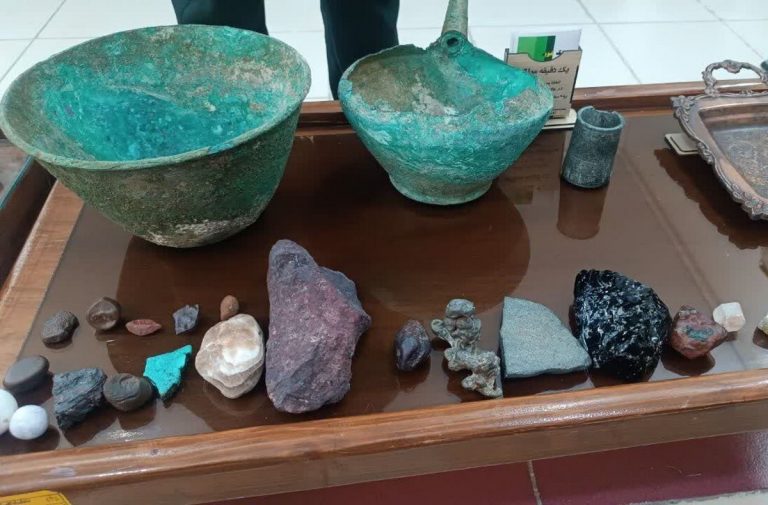 کشف ۹۱ شی تاریخی از منزل حفاران غیرمجاز در گلباف کرمان