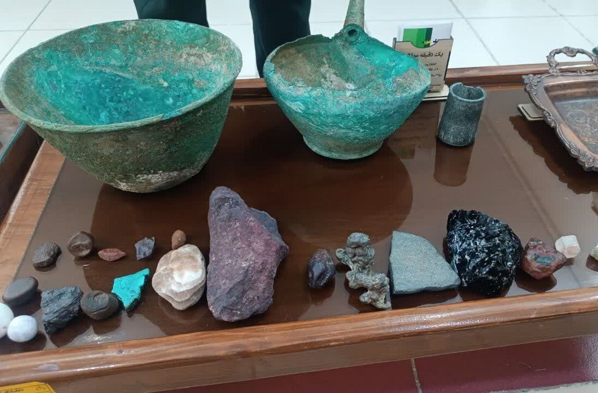 کشف ۹۱ شی تاریخی از منزل حفاران غیرمجاز در گلباف کرمان