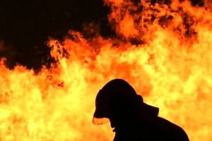 آتش‌سوزی خودروی حامل سوخت قاچاق در جاده بندرعباس–میناب