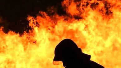 آتش‌سوزی خودروی حامل سوخت قاچاق در جاده بندرعباس–میناب