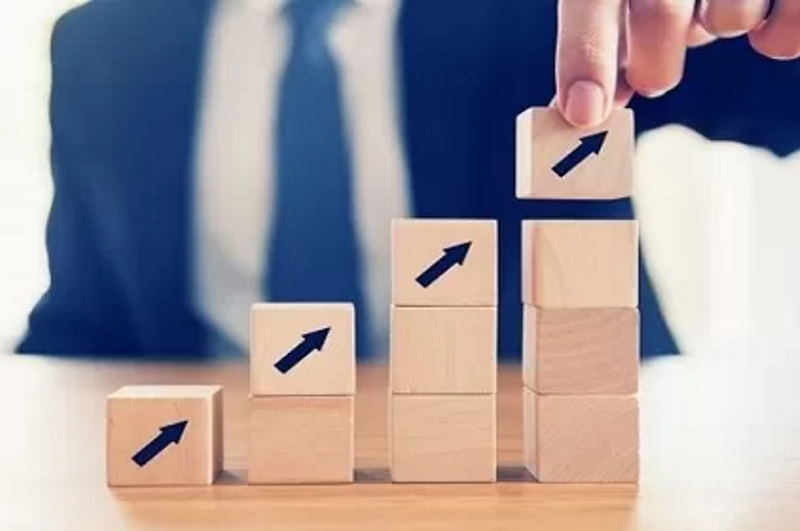 حسین انتظامی: بهره‌وری شوخی است