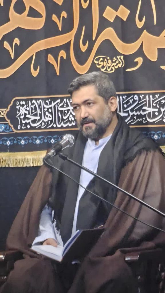 عکس پسر کاظم صدیقی بر منبر سخنرانی