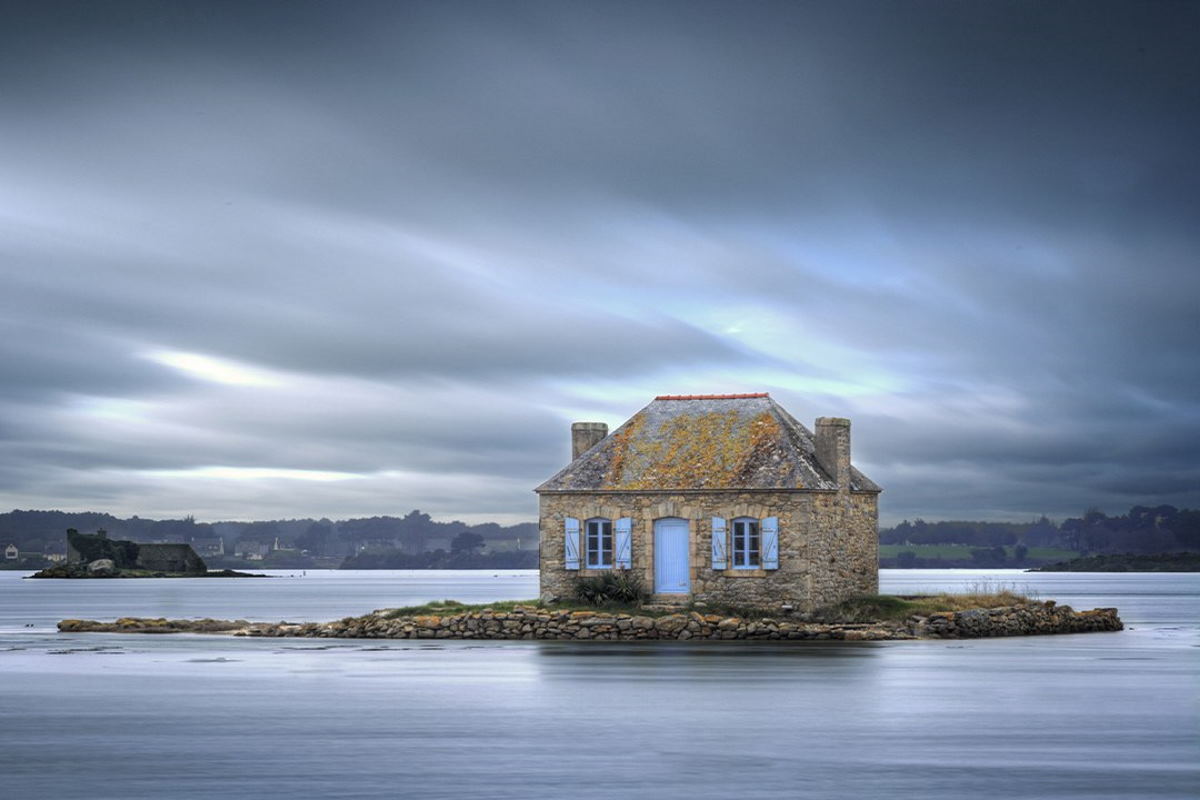 خانه غمگین است بمانیم یا برویم؟