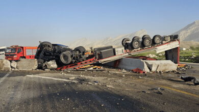 علت واژگونی تریلی در محور کنگان-بوشهر