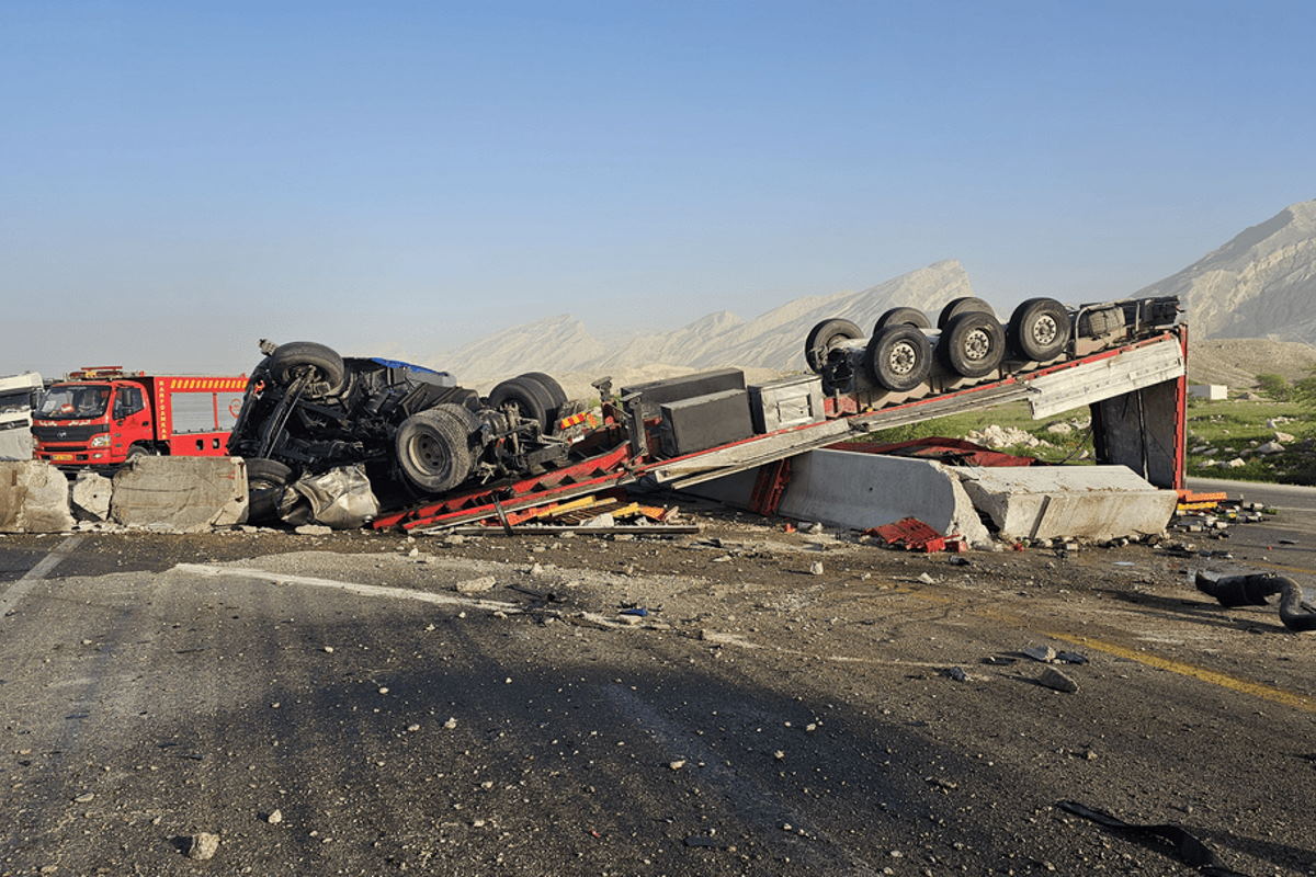 علت واژگونی تریلی در محور کنگان-بوشهر