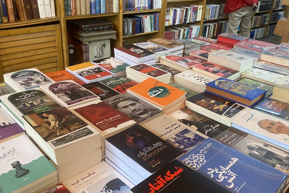 گزارشی از بازار نیمه‌جان کتاب | از فتح تل‌آویو در امجدیه تا تنهایی استراتژیک ایران؛ مردم این روزها چه می‌خوانند؟