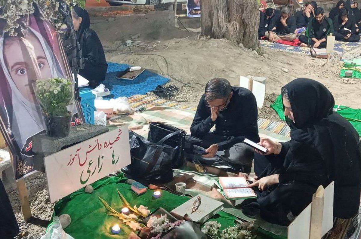 مردم میناب در کنار قبور شهدای دانش‌آموز [+ تصاویر]