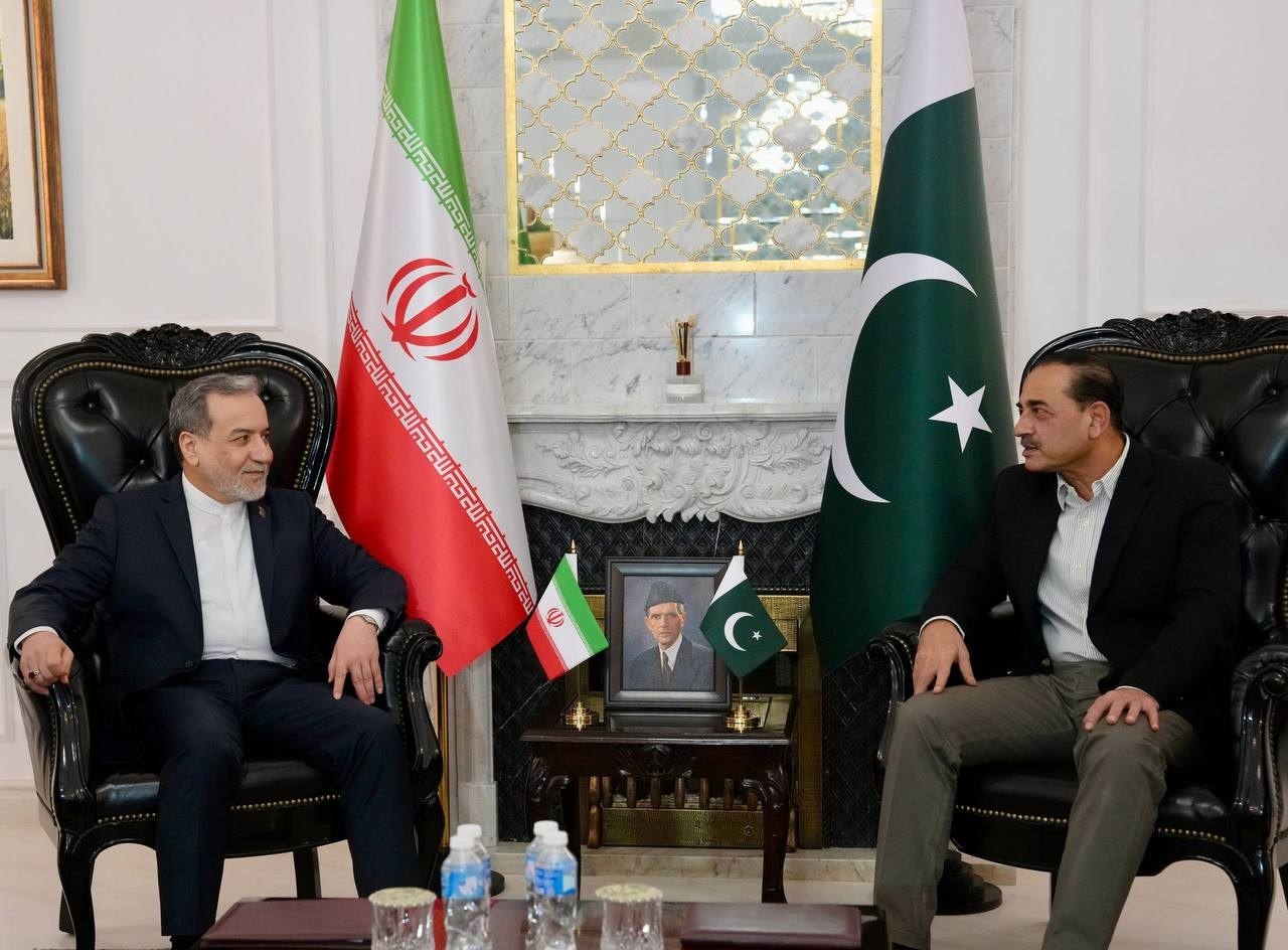 دیدار عراقچی با فرمانده ارتش پاکستان پیرامون آخرین تحولات آتش‌بس