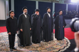 تفسیر فرزند آهنگران از تلاوت آیه‌ی قرآنی که در زمان حضور بیت امام خمینی قرائت شد