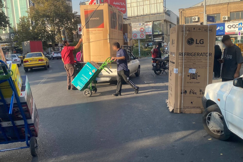 خرید و فروش فقط به حکم ضرورت | گزارش میدانی از فراوانی کالا و کم‌یابی مشتری در بازار لوازم خانگی